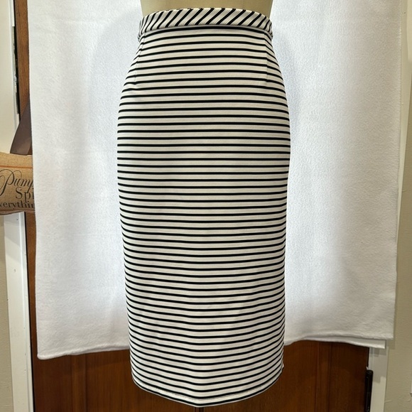 Halogen size 16 black-and-white stripe knee length pencil skirt with back zip - Picture 1 of 8